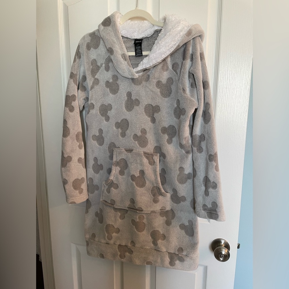 Disney Sherpa cozy pullover size M